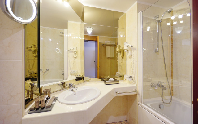 Aro Palace Hotel