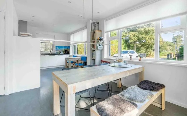 Spacious 6-person Holiday Home Near De Koog