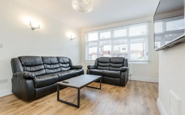Modern & Spacious 3BR Terraced House