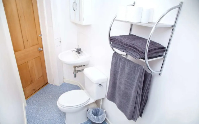 Bright & Quiet Edinburgh Home with Parking