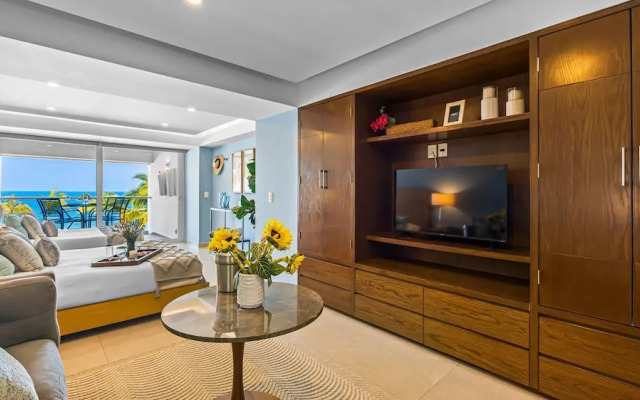 Gorgeous 1BR Condo With Pools Sea Views