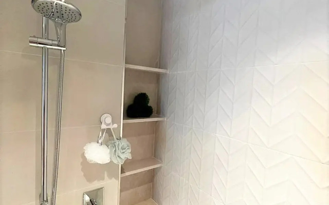 Spacious 1 bedroom with balcony in Wilton Terraces