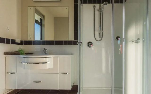 Loch Vista Lake View Villa Accommodation