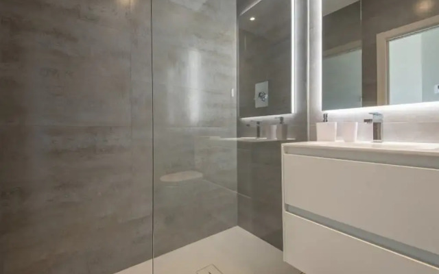 Luxurious Panoramic Spa Villa
