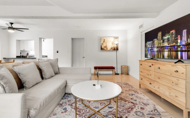 Modern & Fashionable Apartment w/Pool and Garden