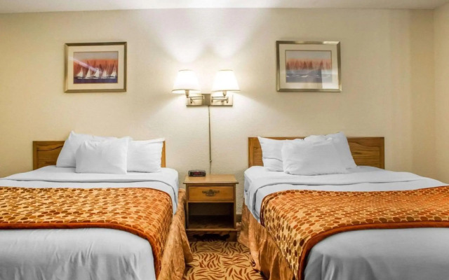 Econo Lodge Inn and Suites Stevens Point