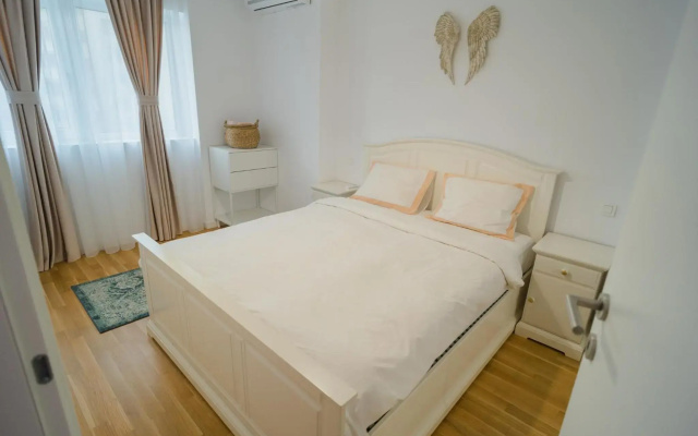 Central 1BR - city view + large balcony + Netflix
