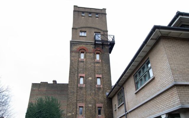 Unique 3 Bedroom Water Tower Home Close To Tube