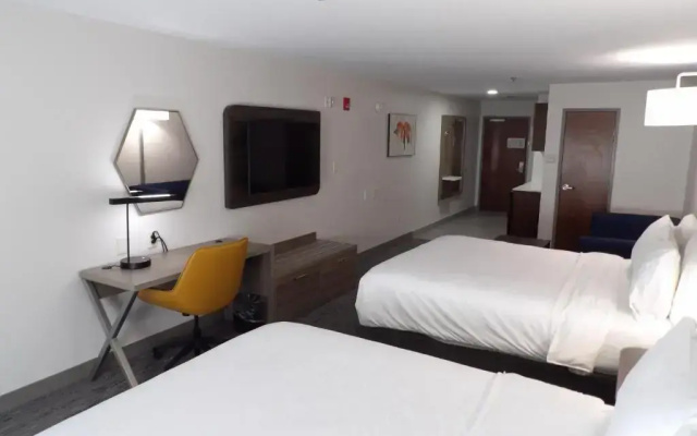 Holiday Inn Express & Suites Huntsville Airport by IHG