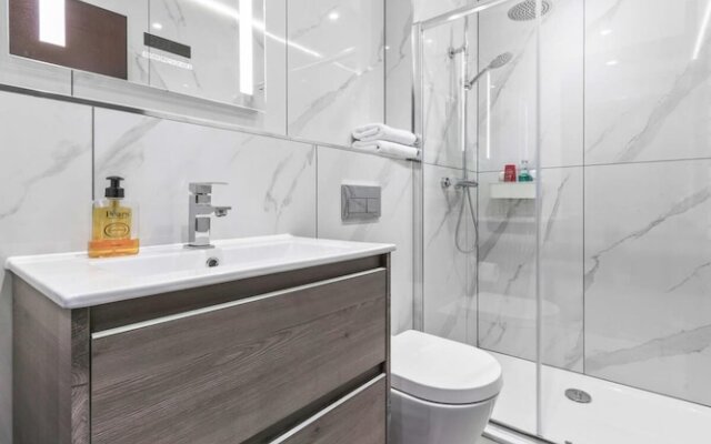 Serviced Modern Luxury Flat Near Central London