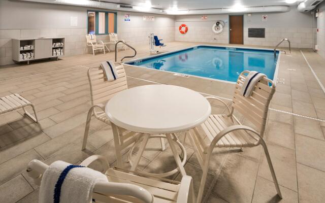 Holiday Inn Express Chicago NW - Vernon Hills, an IHG Hotel