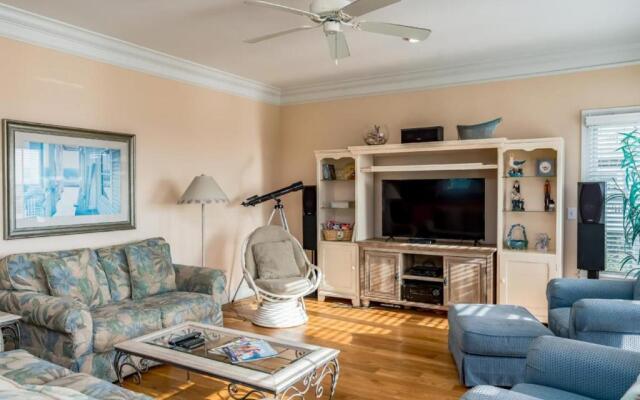 Emerald Breeze by Oak Island Accommodations