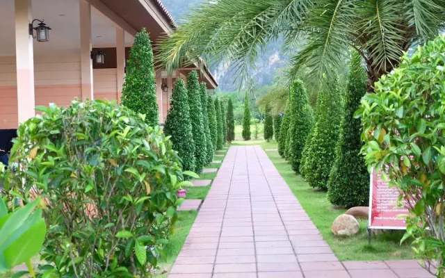 Naris Phuview Resort