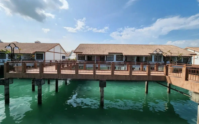Alpine LXPD Full Seaview Water Chalet