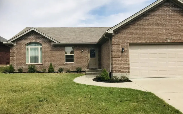 Spacious 3 BR Ranch House W Patio Yard in a Quiet Suburb