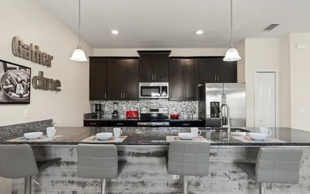 Upstay: Family-friendly 4BR Townhouse w Pool & BBQ