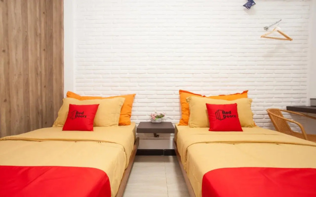 RedDoorz near Dino Park