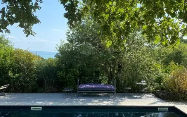 casa intera giardino e piscina