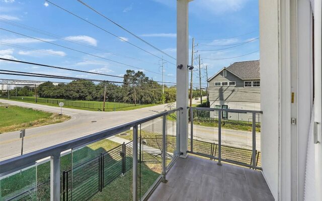 "modern 3bed Townhome. Near Nrg"