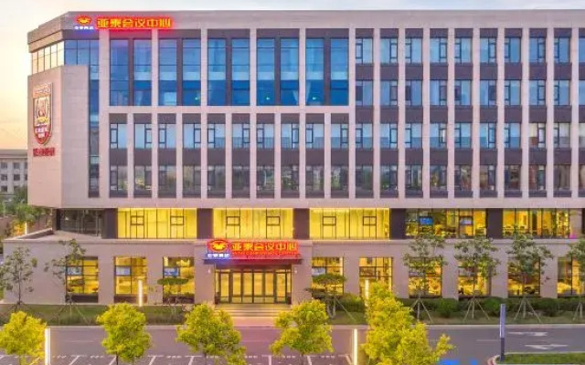 Yatai Conference Center Hotel
