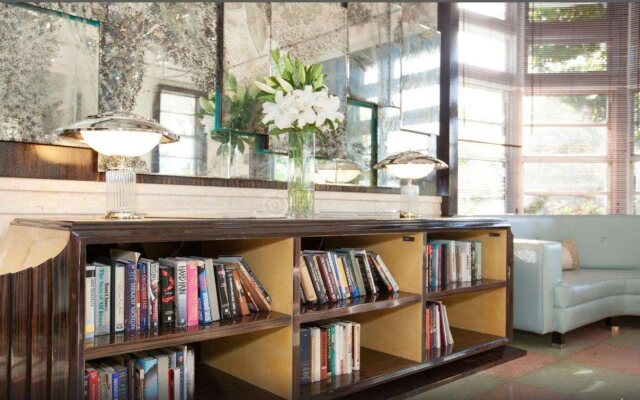 Greenview Hotel by Lowkl
