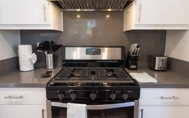 Remodeled 3BR House w Hot Tub Fenced Yard p58