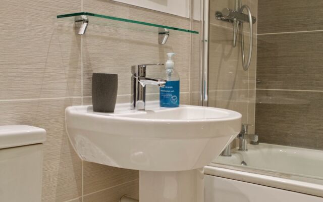 Central 2 Bedroom Apartment With Free Parking