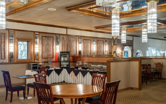 Ramada by Wyndham Thunder Bay Airlane Hotel