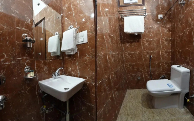 Oyo 14387 Luxury Inn