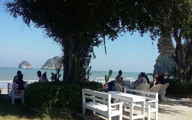 Brassiere Beach Resort