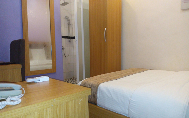 Euro Lounge and Suites