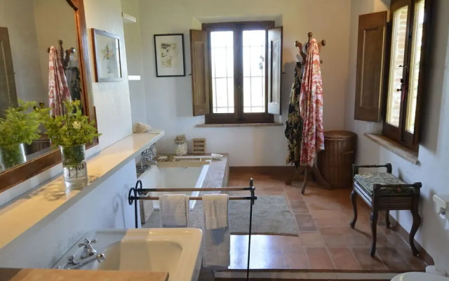 Pleasant Villa In Valiano With Terrace, Garden, Sun-Loungers