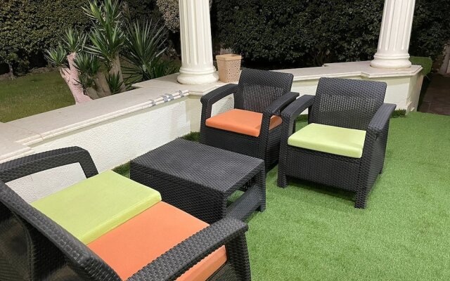 Beverly hills villa with garden