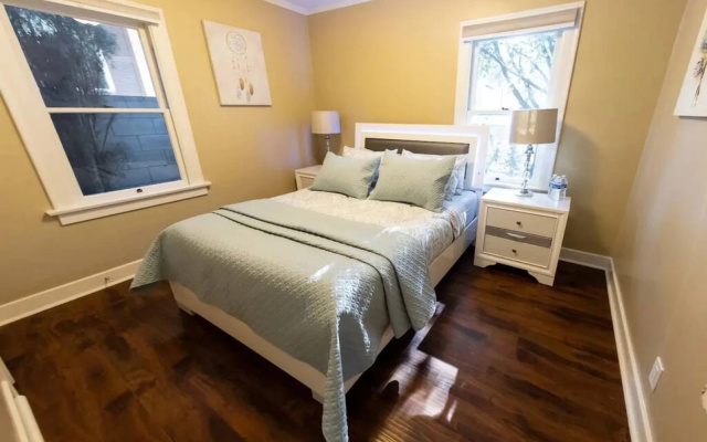 QUAINT UPDATED 2-BEDROOM HOUSE IN GLENDALE  (p2)