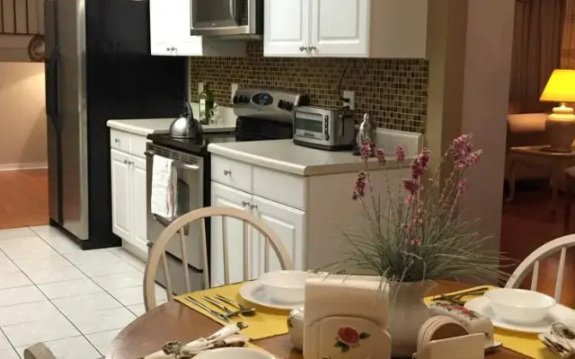 Four-Bedroom House near Universal