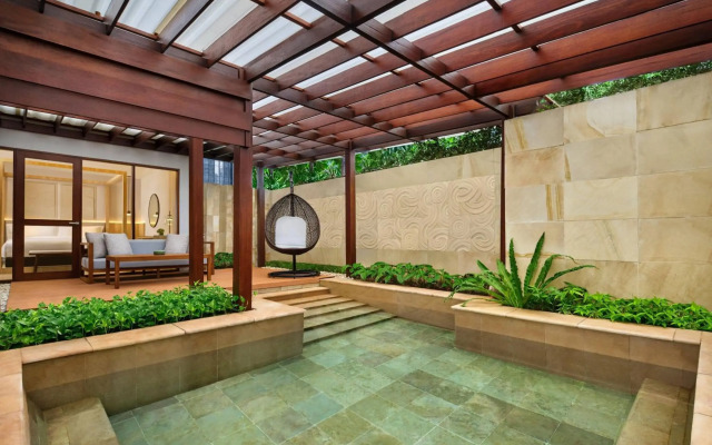 The Ritz-Carlton Jakarta, Mega Kuningan