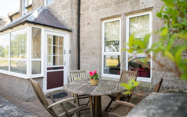 Seaview House - A Traditional Home by the Beach