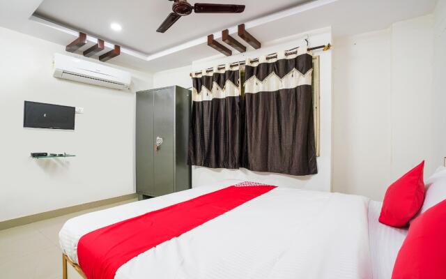 OYO 68404 Sa Thirumala Residency