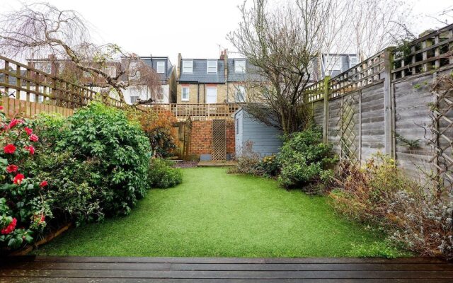 Terraced Home in Tranquil Wimbledon