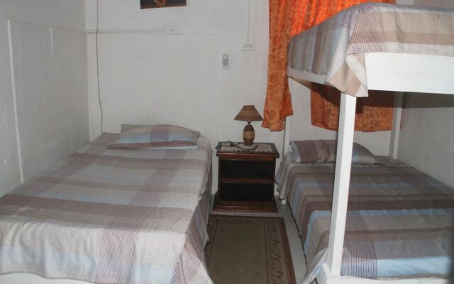 Room in Guest Room - Green Sea Villa Helen Inn - Kilometer 4 Circunvalar