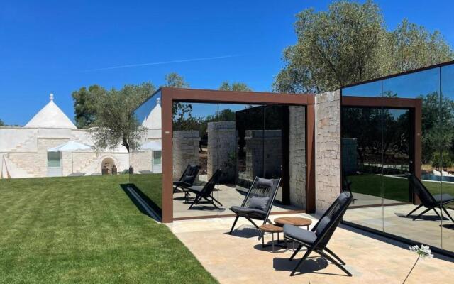 OSTUNI MIRROR trullo and mirror house
