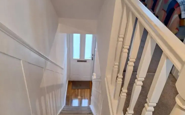 Fantastic Large Room with  free parking