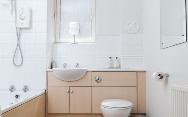 Bright, Modern 2BR Flat for 3 With Parking