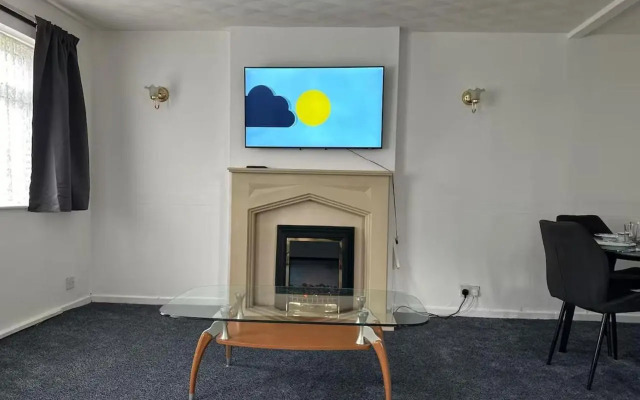 3-bed City Retreat - Sleeps 7, Garden & Parking