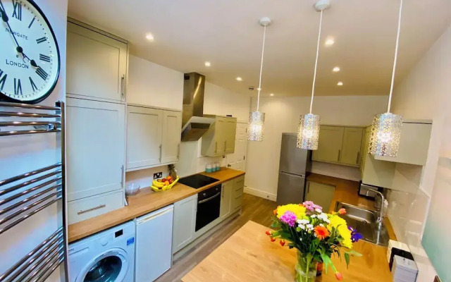 Blackpool - 4 Beds - Sleeps 10 - Pet Friendly