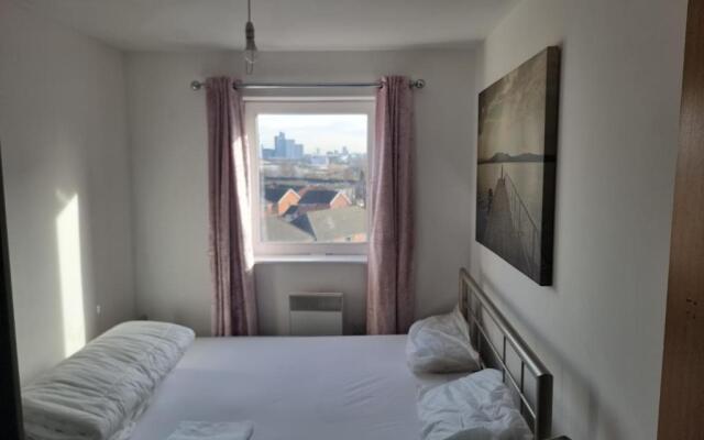 Impeccable 2 Bed Apartment In Salford