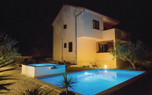 Amazing Home in Sutivan with Hot Tub, WiFi & 3 Bedrooms