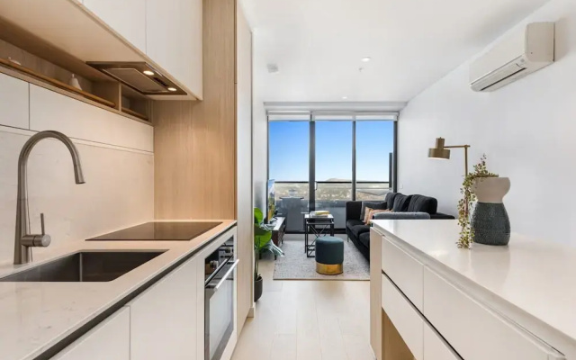 Chic 1-bed With City Views, Parking, Gym & Pool