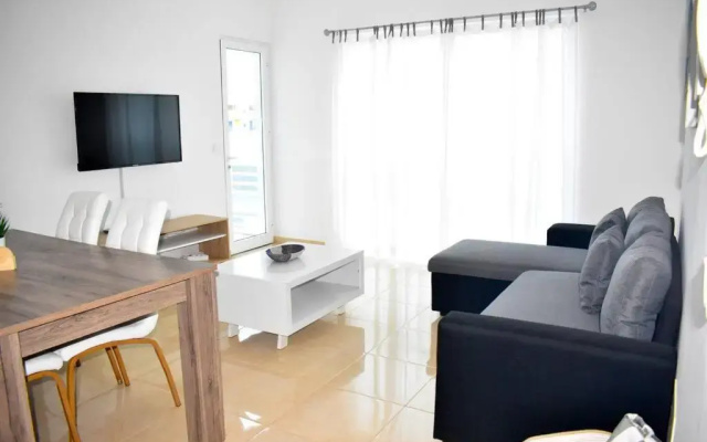 Lovely - Luxury 3 Bedrooms 500m from the Beach.