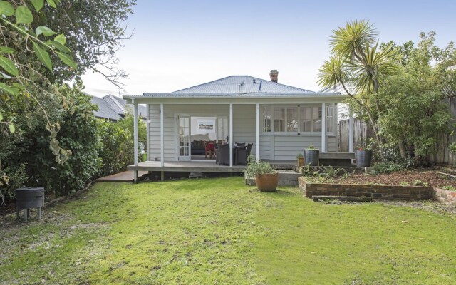 Large Spacious family home, close Devonport & Beaches